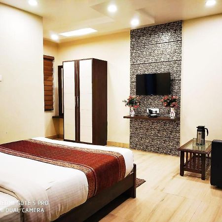 Hotel Aadesh Palace Bénarès Extérieur photo