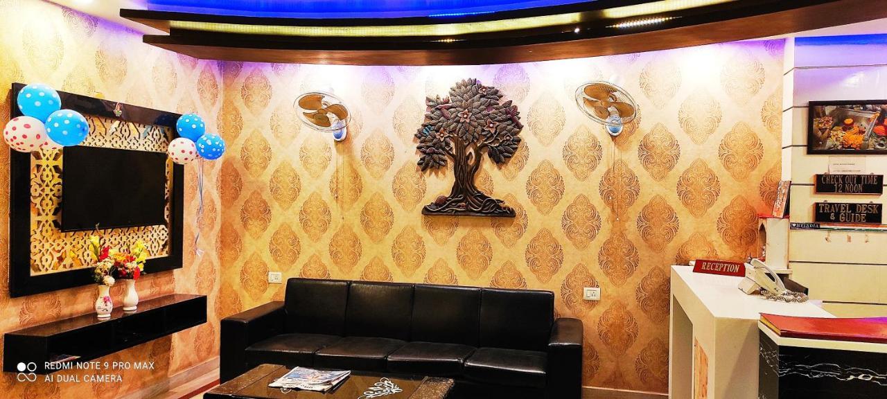 Hotel Aadesh Palace Bénarès Extérieur photo
