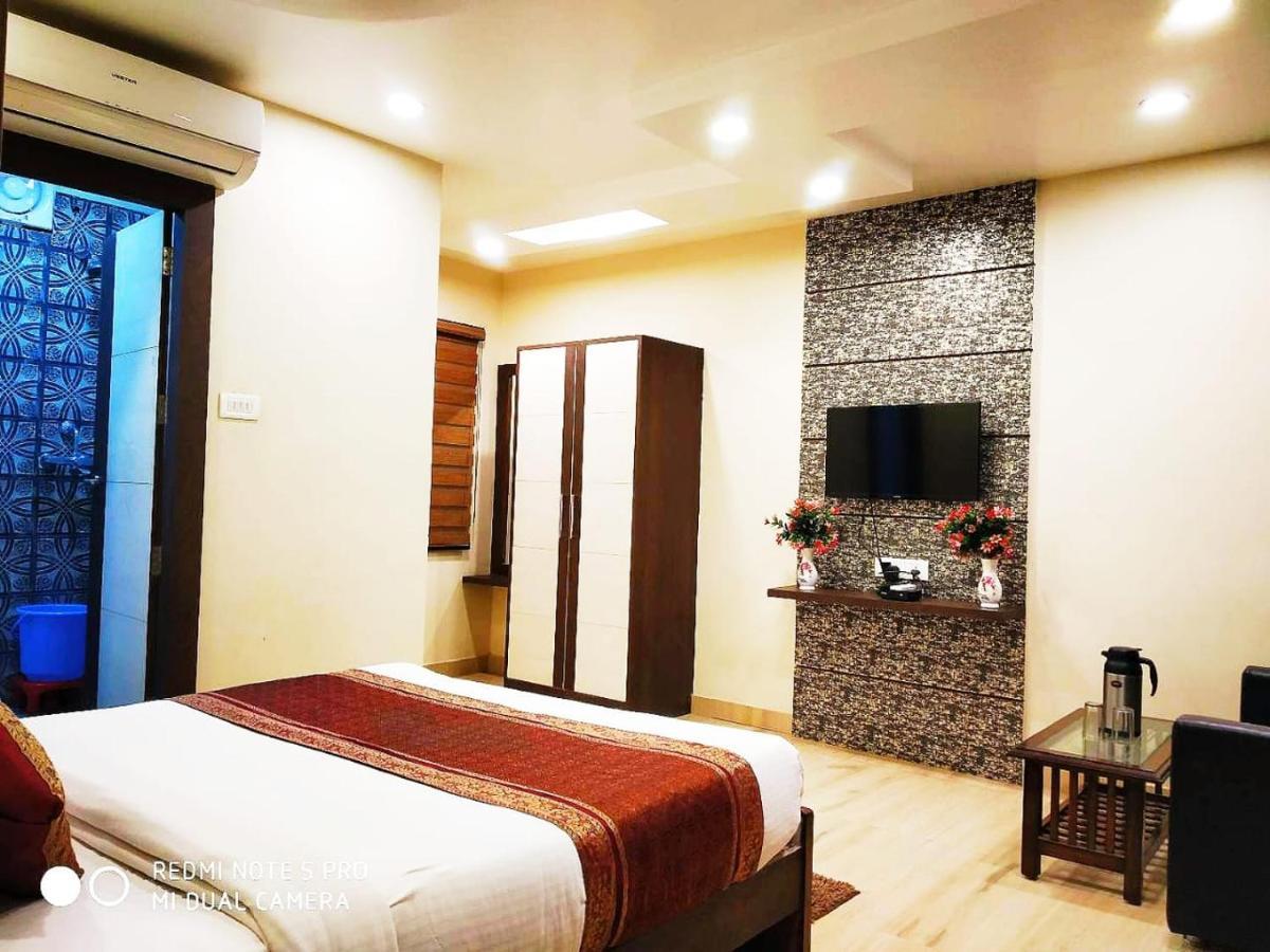 Hotel Aadesh Palace Bénarès Extérieur photo
