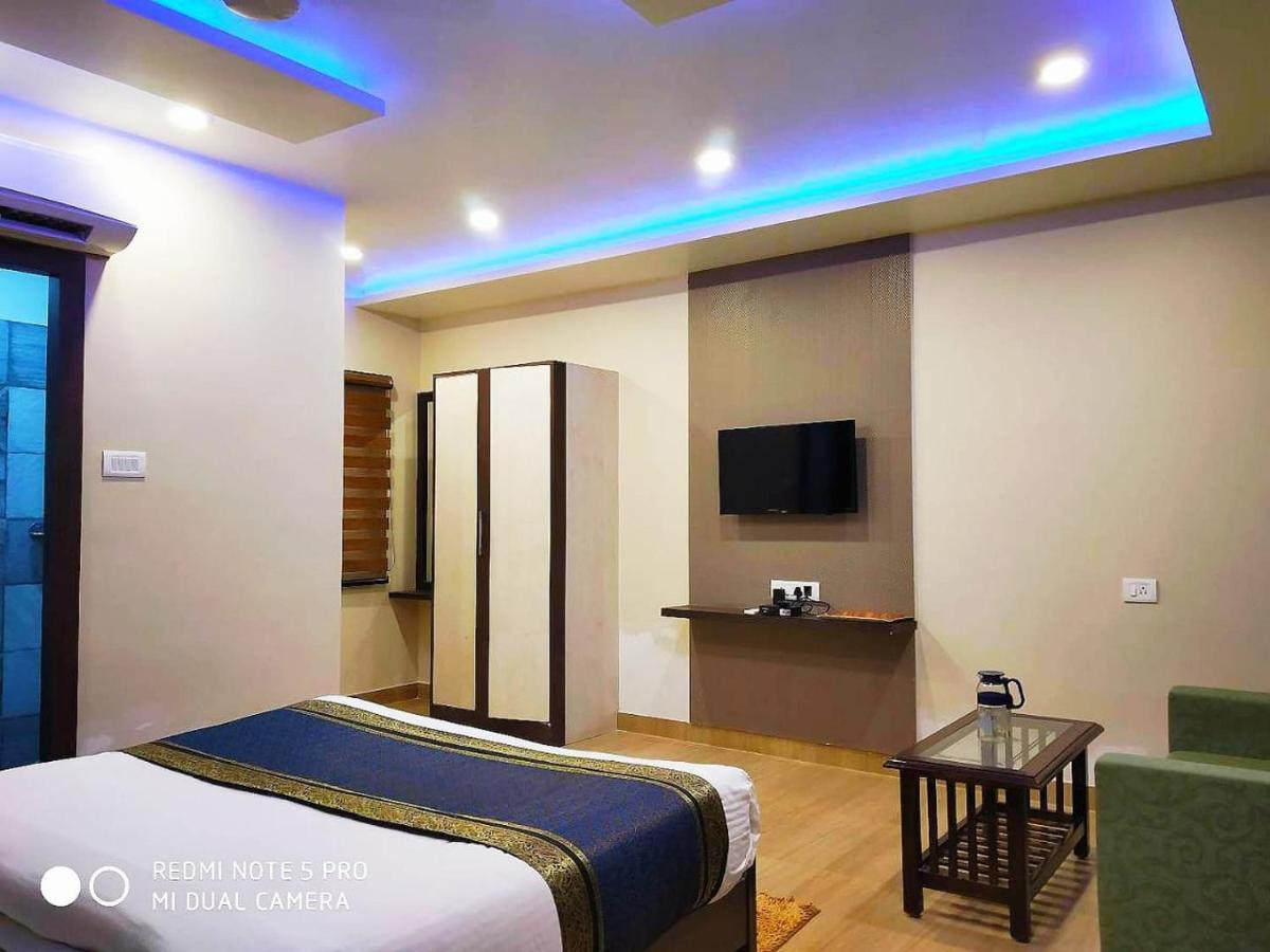 Hotel Aadesh Palace Bénarès Extérieur photo