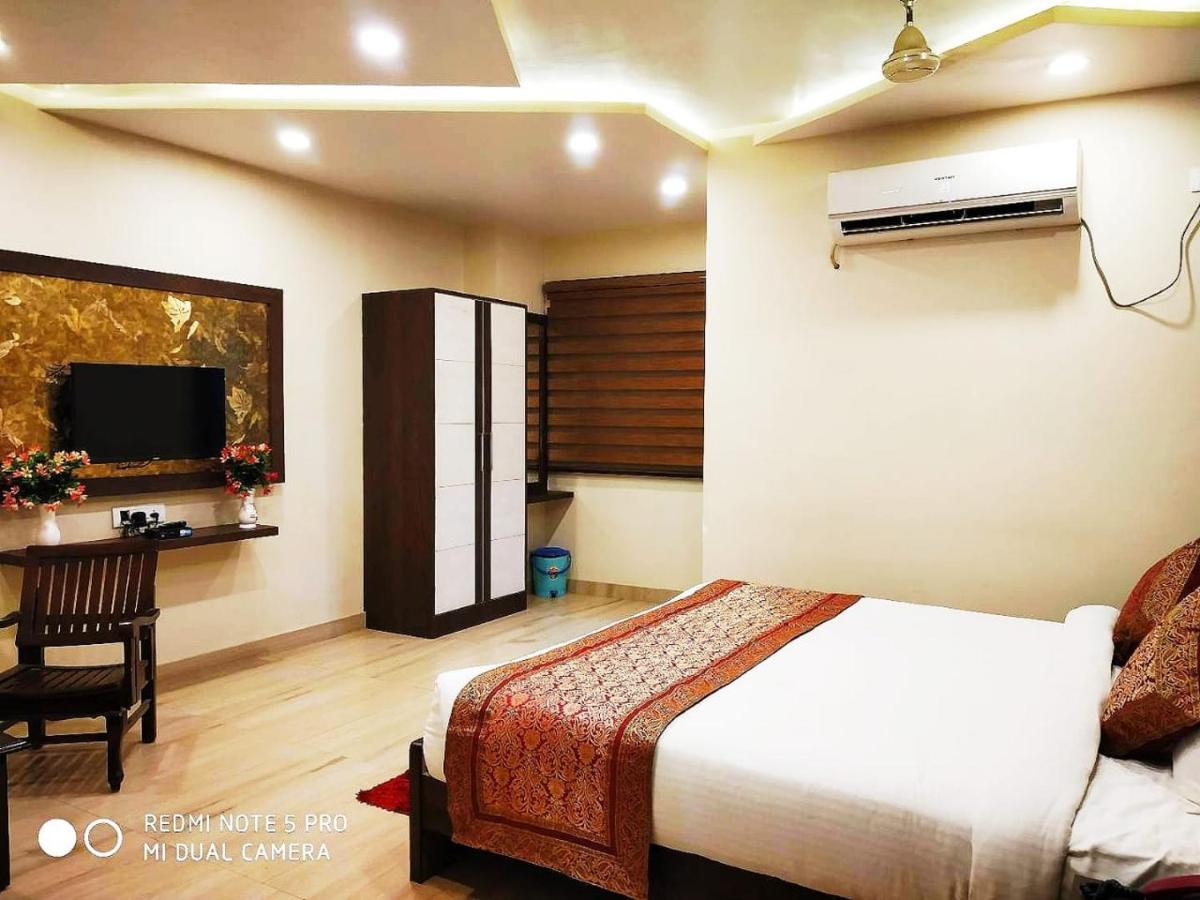 Hotel Aadesh Palace Bénarès Extérieur photo