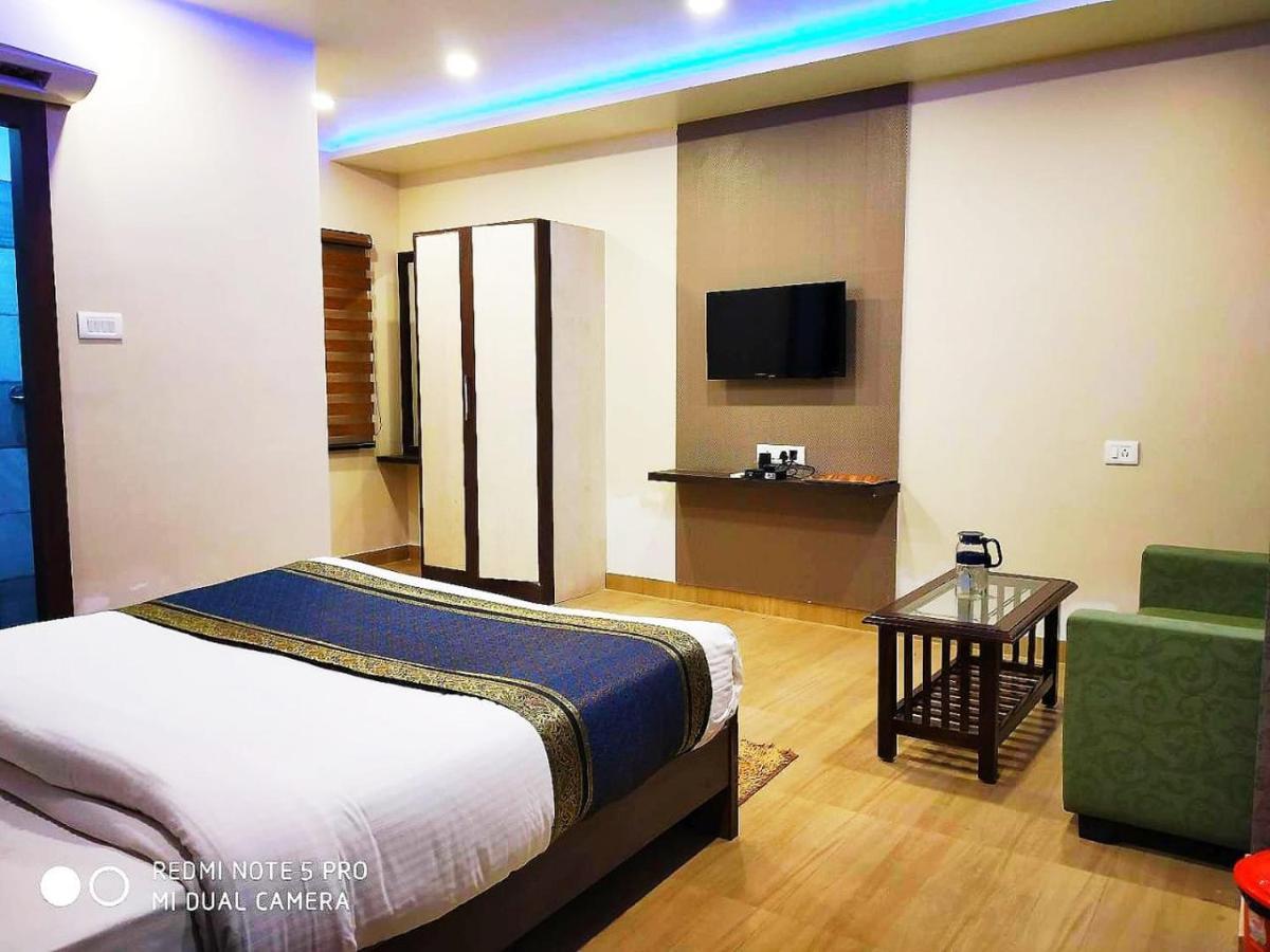 Hotel Aadesh Palace Bénarès Extérieur photo