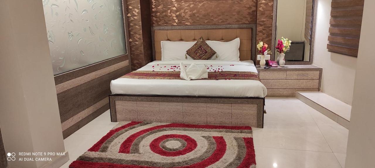 Hotel Aadesh Palace Bénarès Extérieur photo