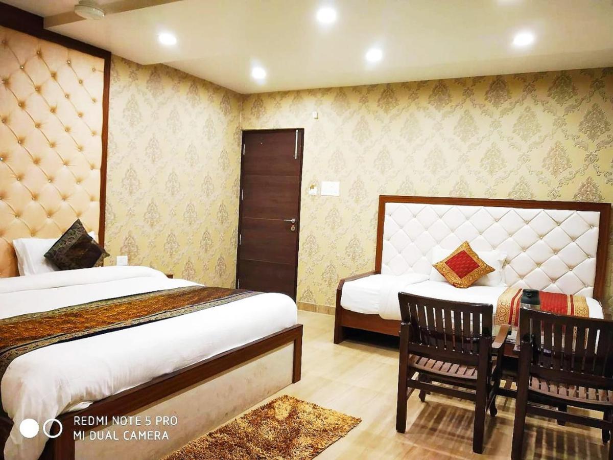 Hotel Aadesh Palace Bénarès Extérieur photo