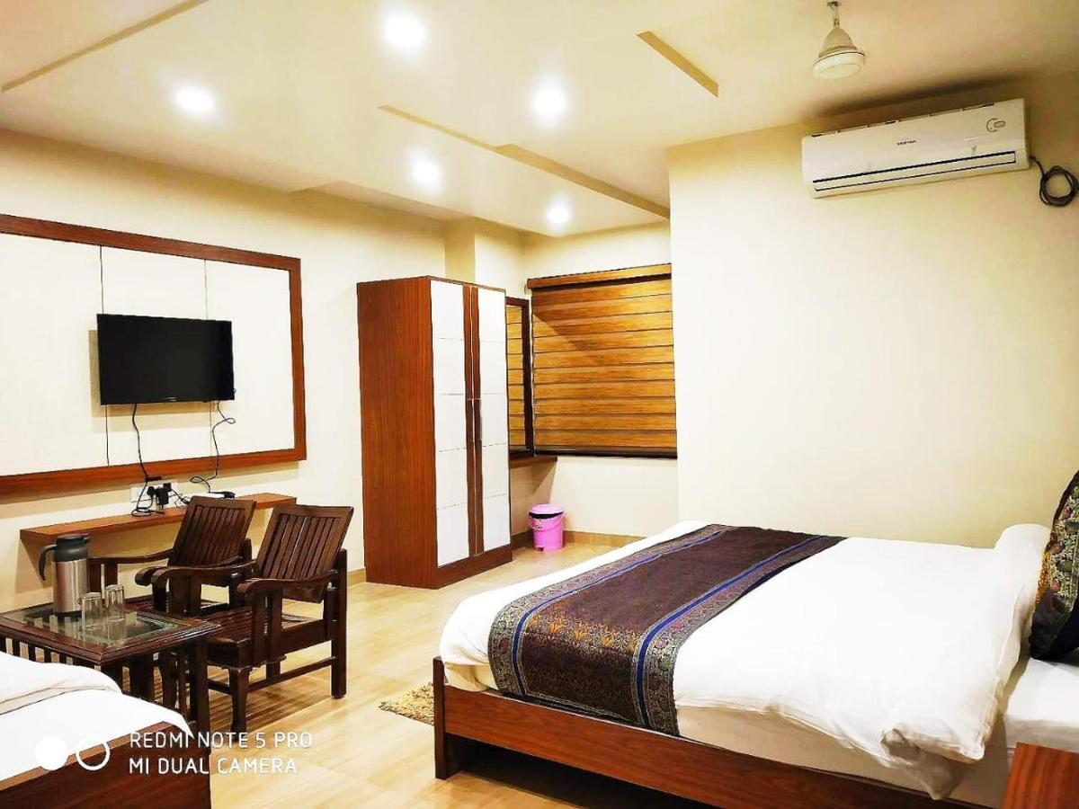 Hotel Aadesh Palace Bénarès Extérieur photo