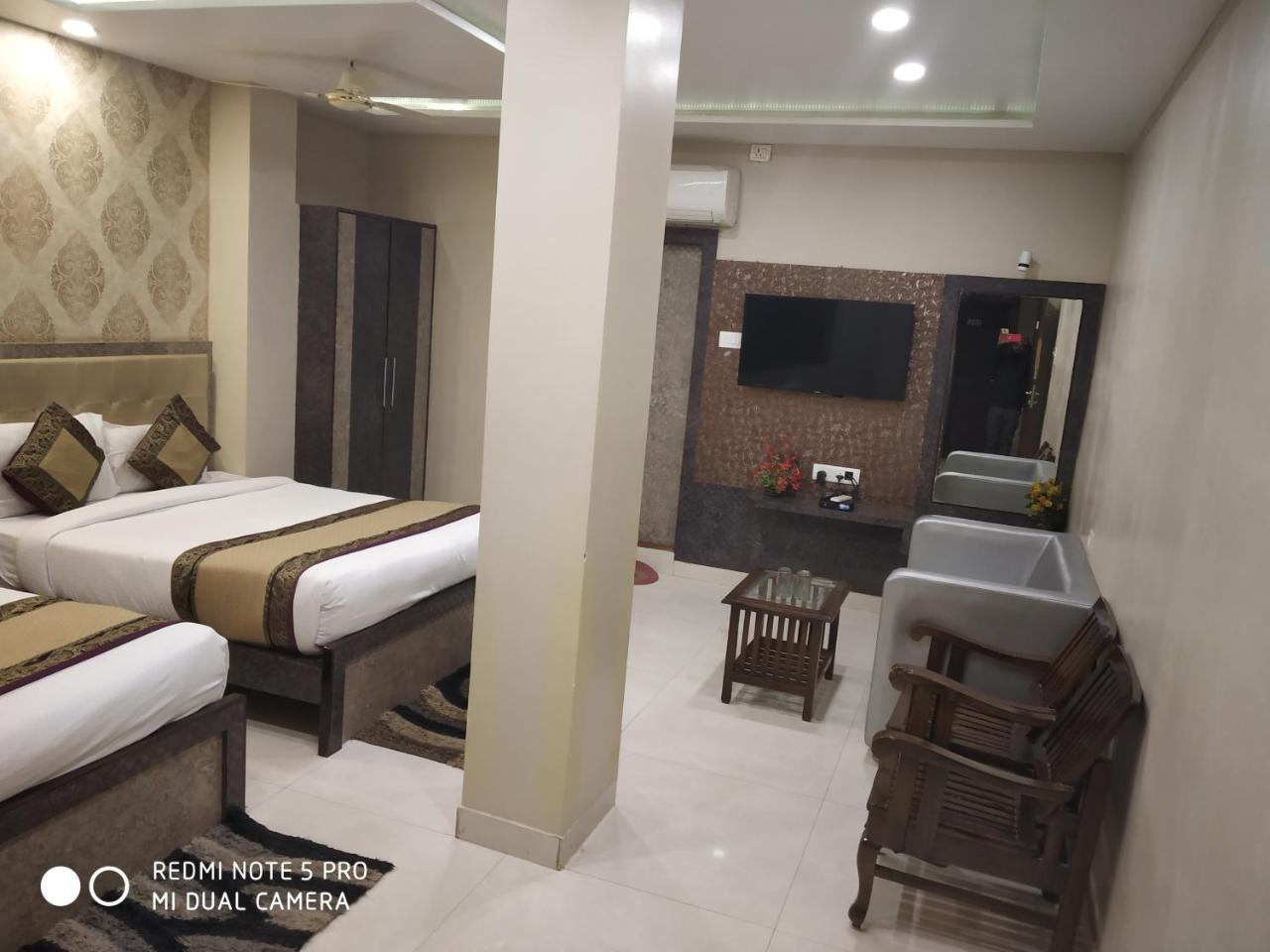 Hotel Aadesh Palace Bénarès Extérieur photo