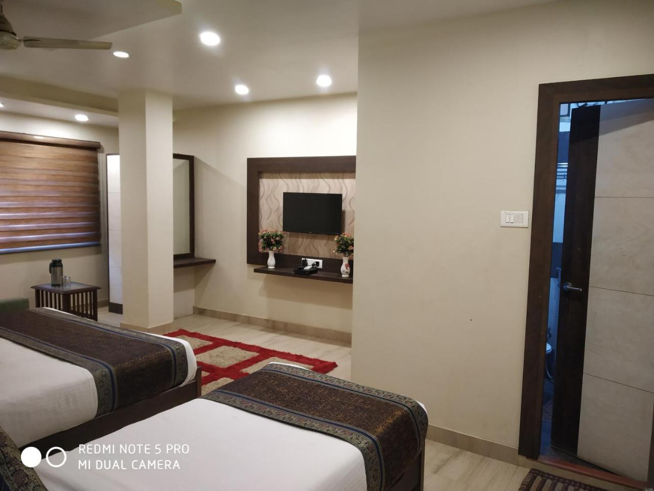 Hotel Aadesh Palace Bénarès Extérieur photo