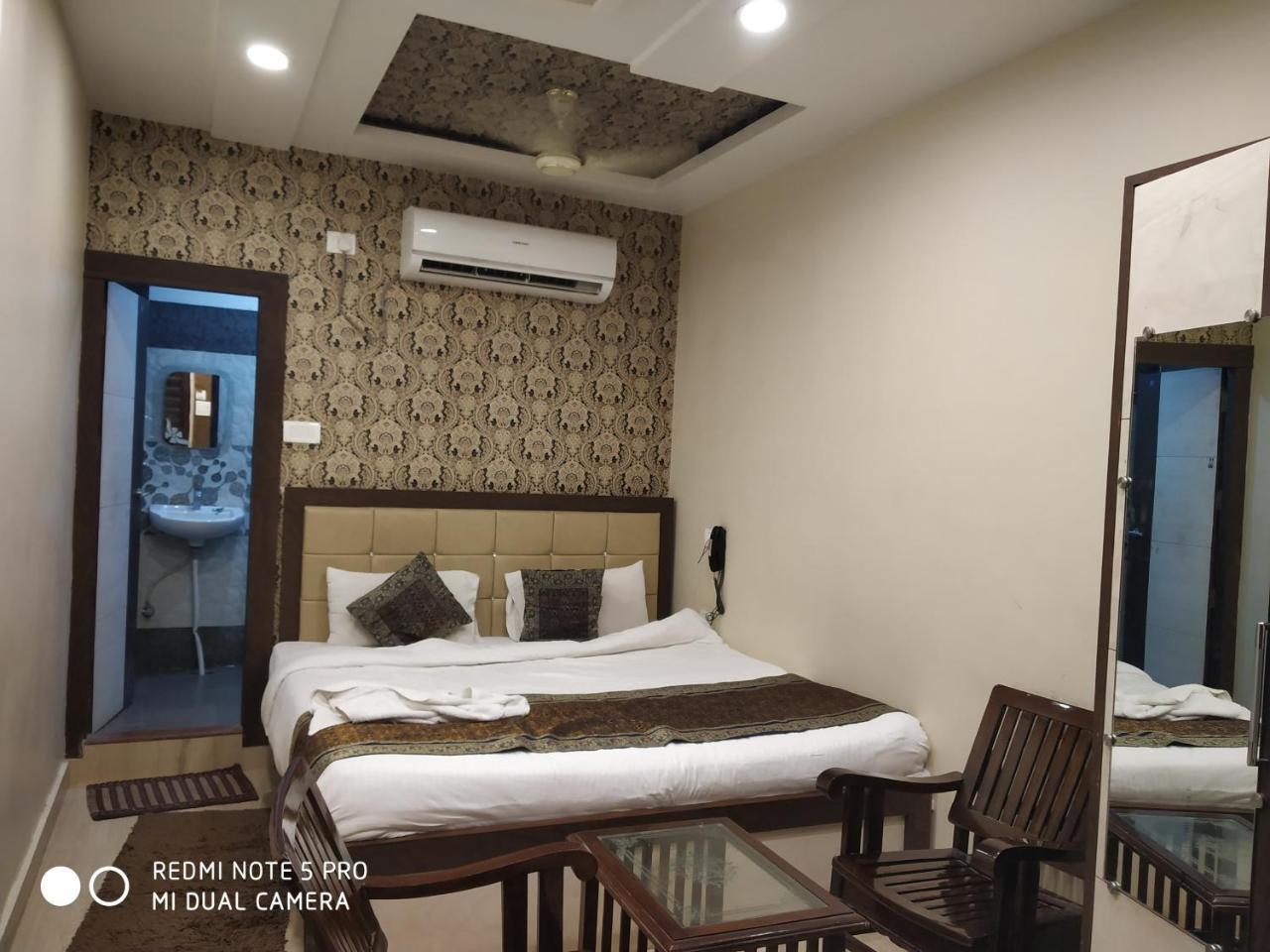 Hotel Aadesh Palace Bénarès Extérieur photo
