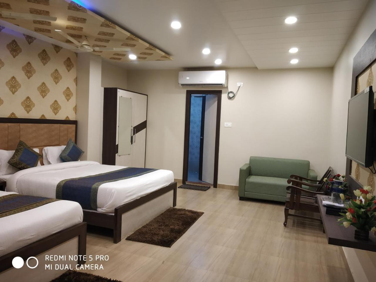 Hotel Aadesh Palace Bénarès Extérieur photo