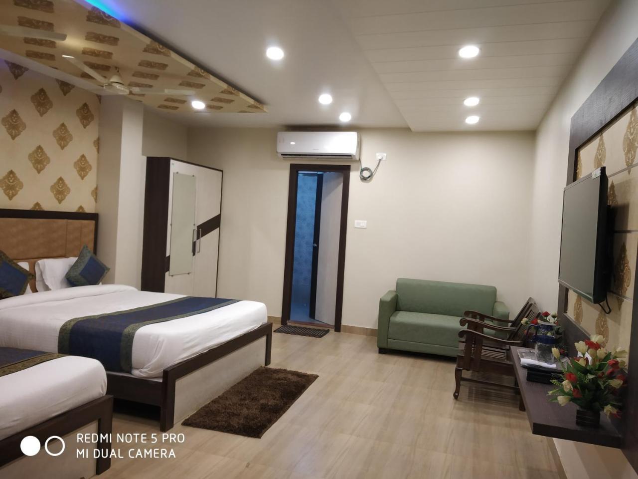 Hotel Aadesh Palace Bénarès Extérieur photo