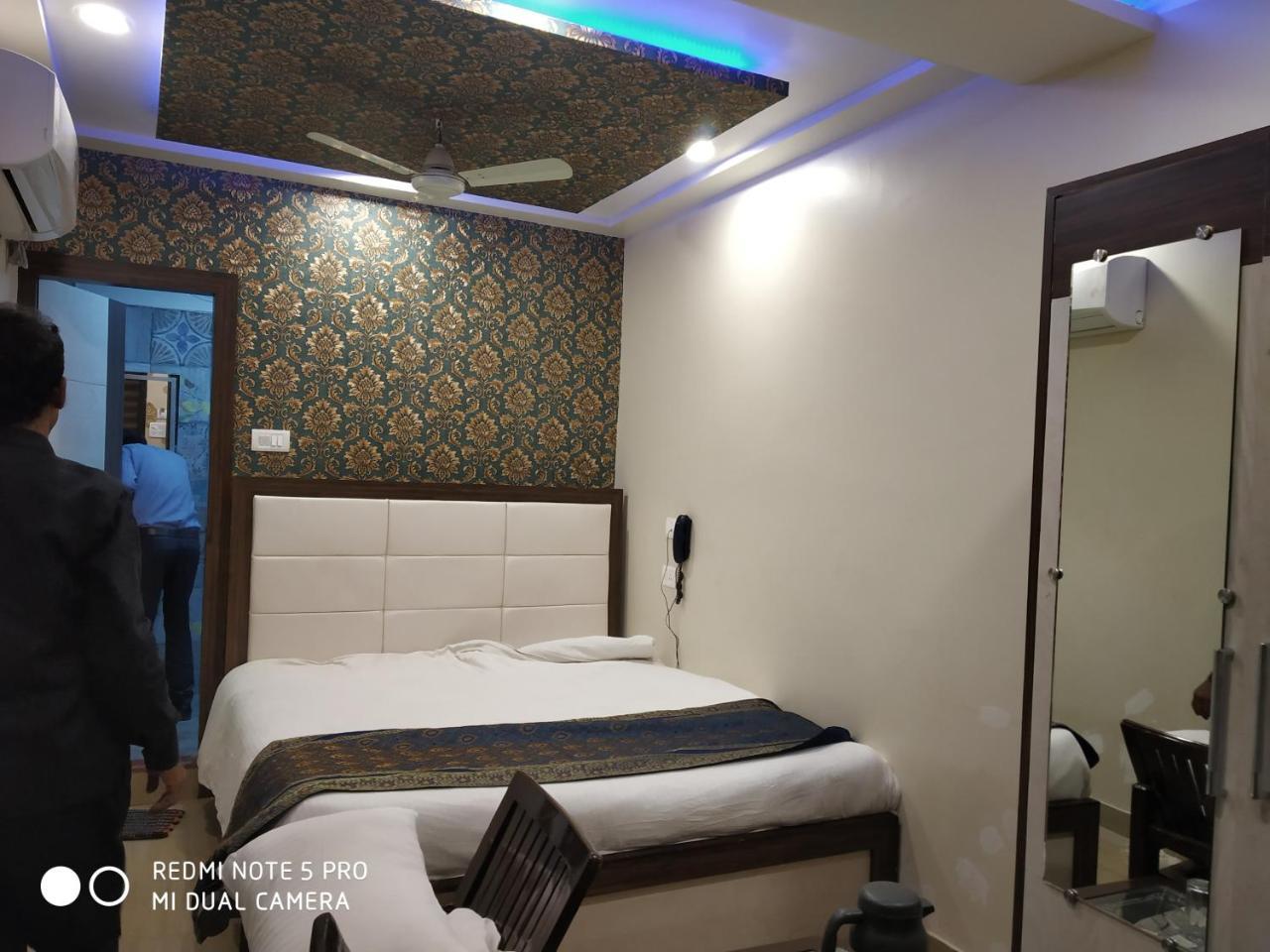 Hotel Aadesh Palace Bénarès Extérieur photo