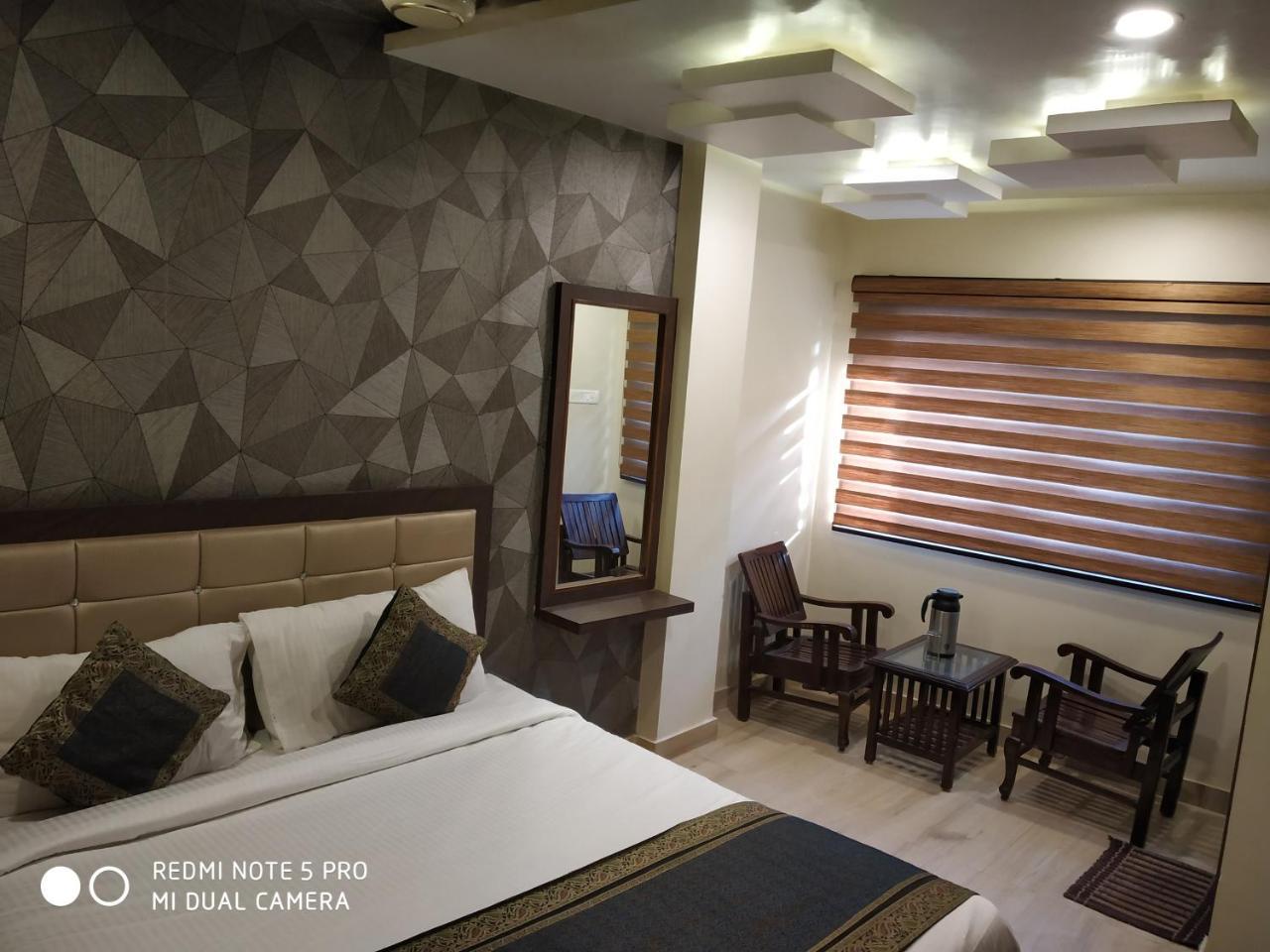 Hotel Aadesh Palace Bénarès Extérieur photo