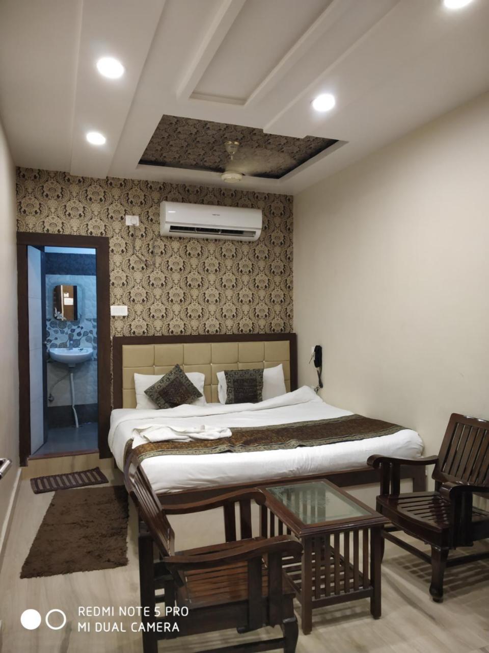Hotel Aadesh Palace Bénarès Extérieur photo