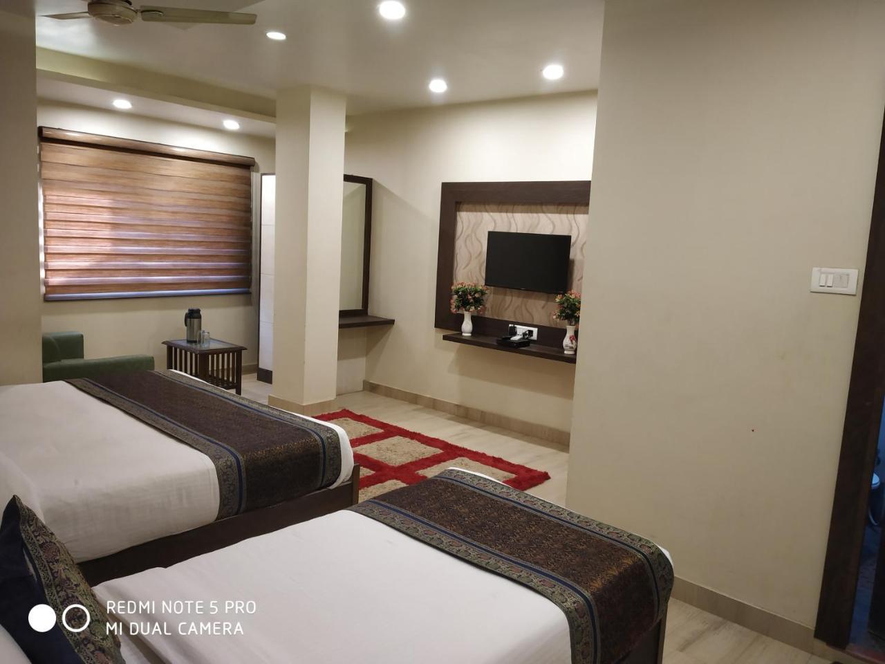 Hotel Aadesh Palace Bénarès Extérieur photo