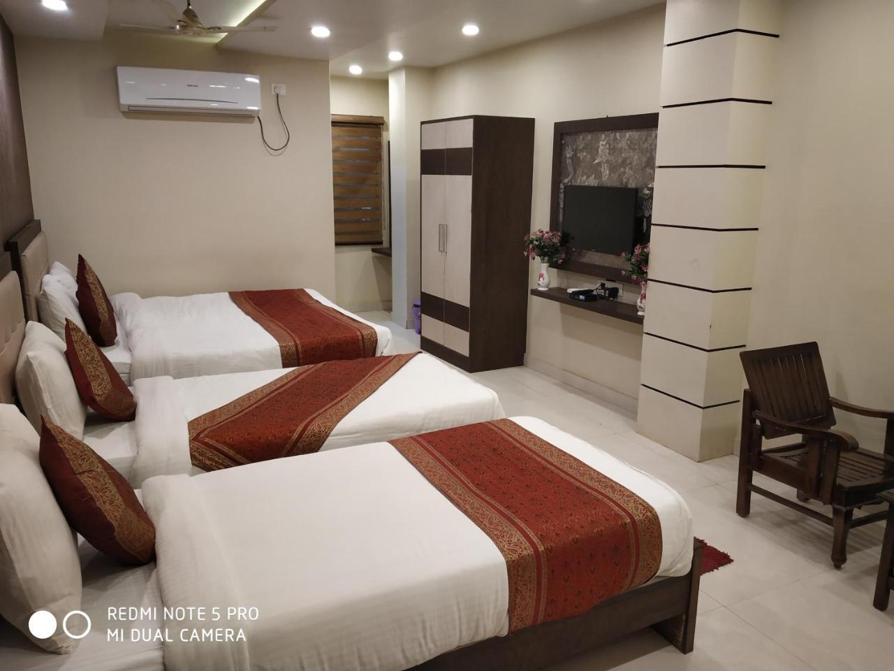 Hotel Aadesh Palace Bénarès Extérieur photo