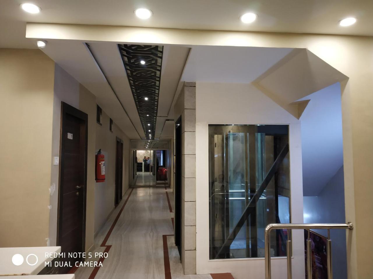 Hotel Aadesh Palace Bénarès Extérieur photo
