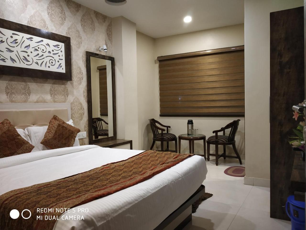 Hotel Aadesh Palace Bénarès Extérieur photo