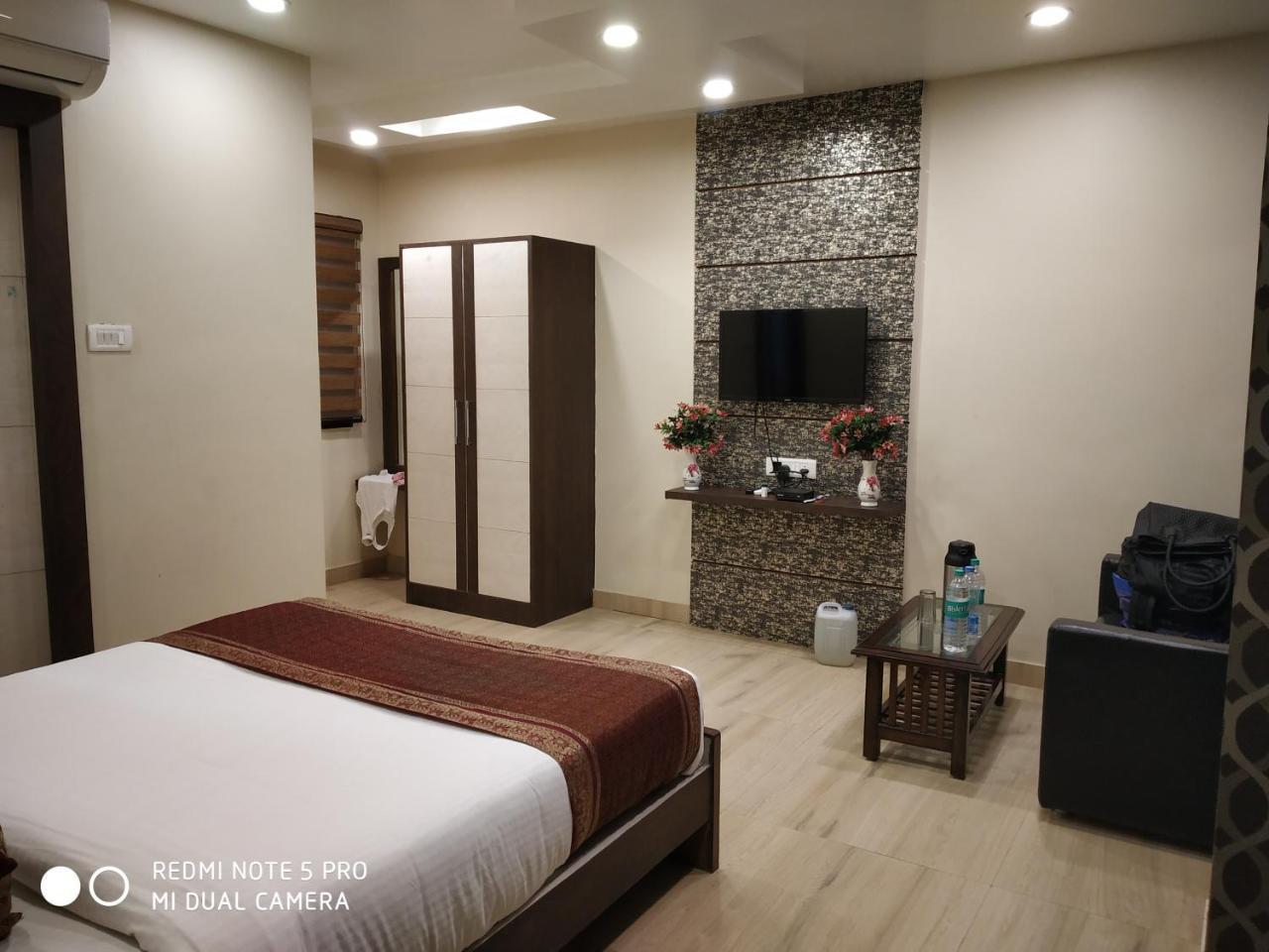 Hotel Aadesh Palace Bénarès Extérieur photo
