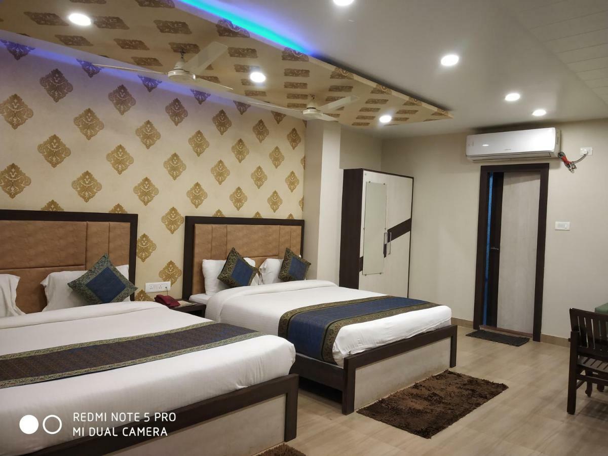 Hotel Aadesh Palace Bénarès Extérieur photo