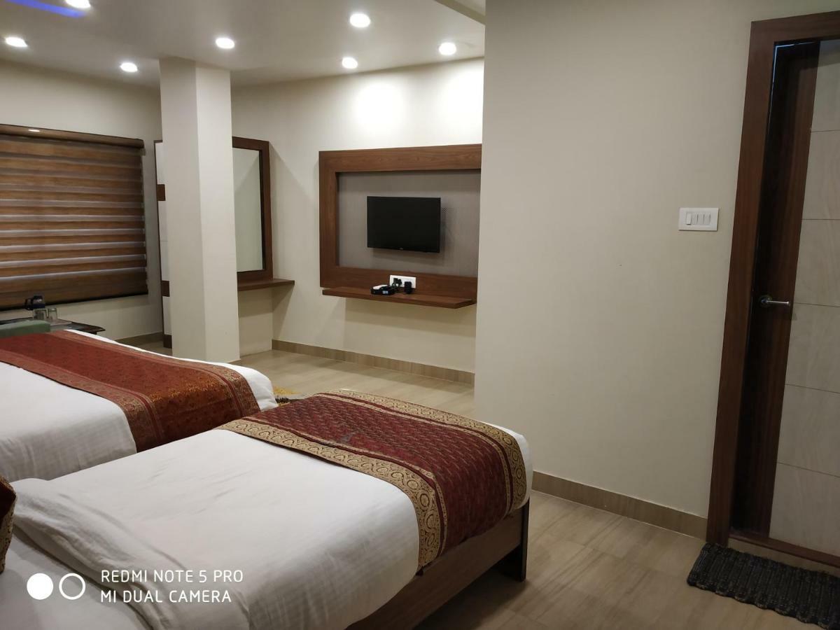 Hotel Aadesh Palace Bénarès Extérieur photo