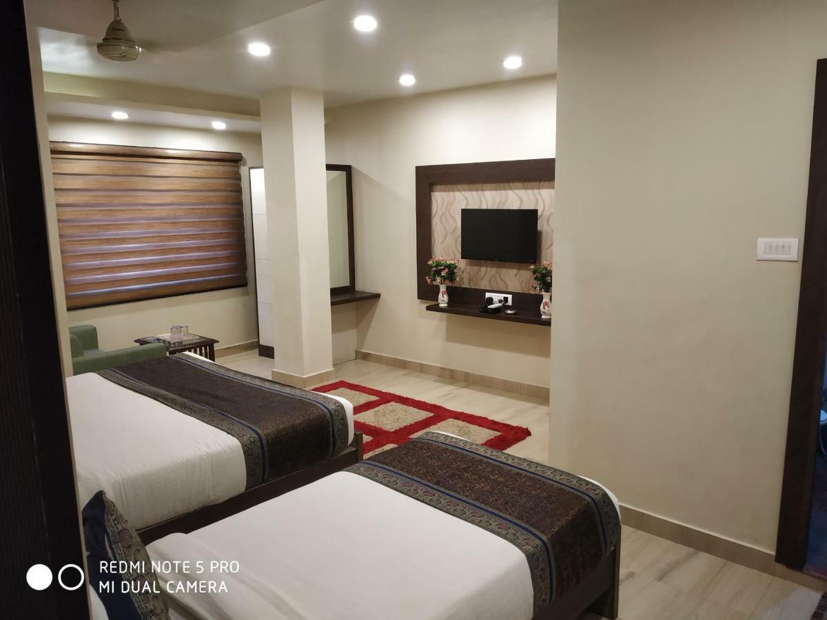 Hotel Aadesh Palace Bénarès Extérieur photo