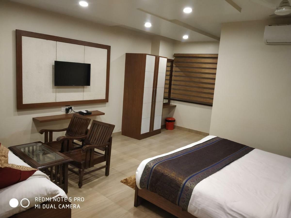 Hotel Aadesh Palace Bénarès Extérieur photo