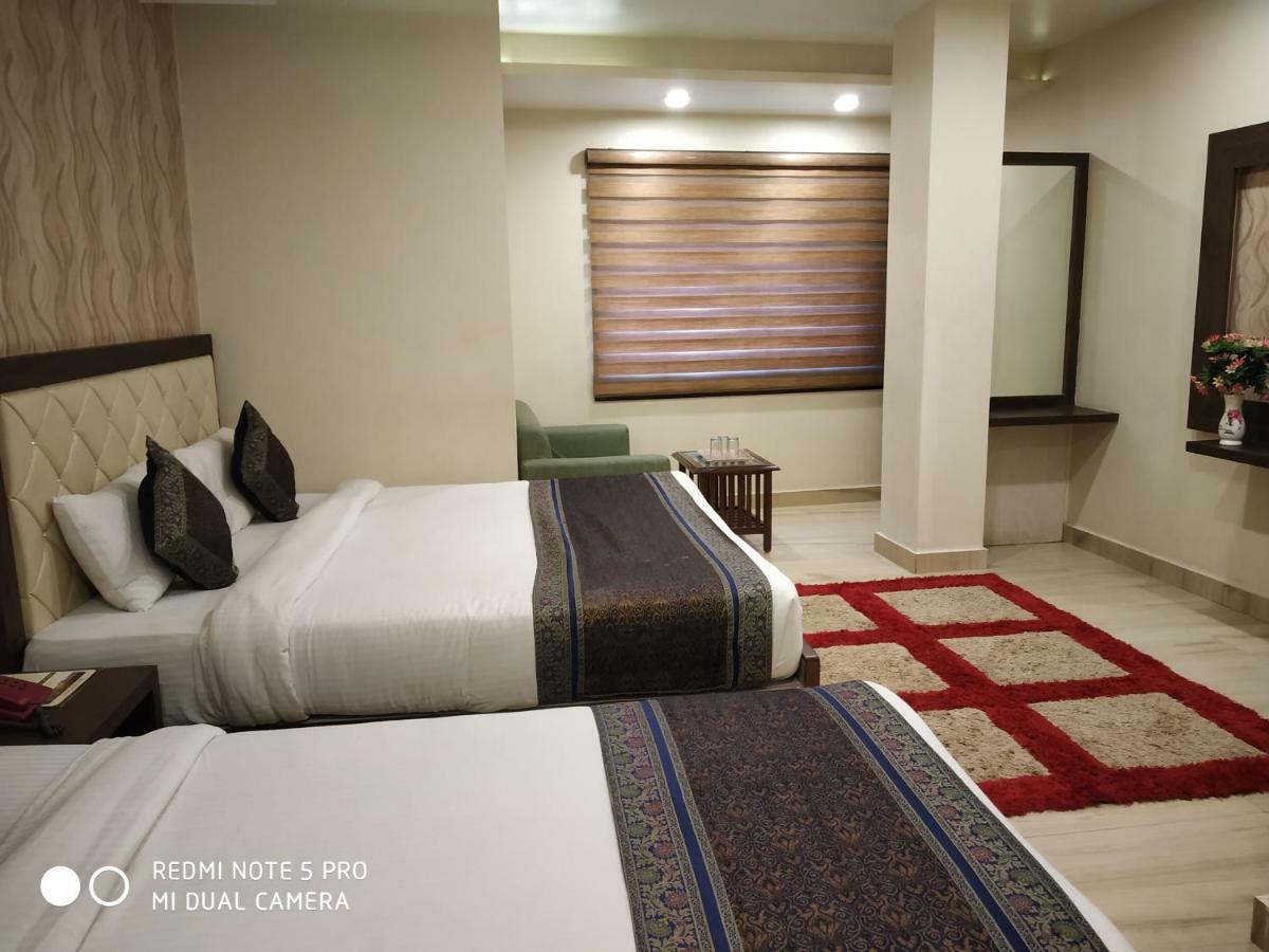 Hotel Aadesh Palace Bénarès Extérieur photo