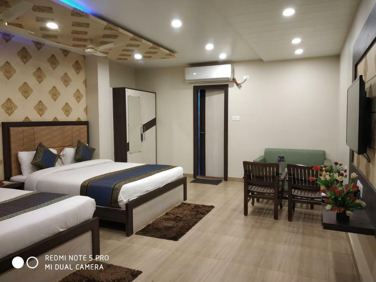 Hotel Aadesh Palace Bénarès Extérieur photo