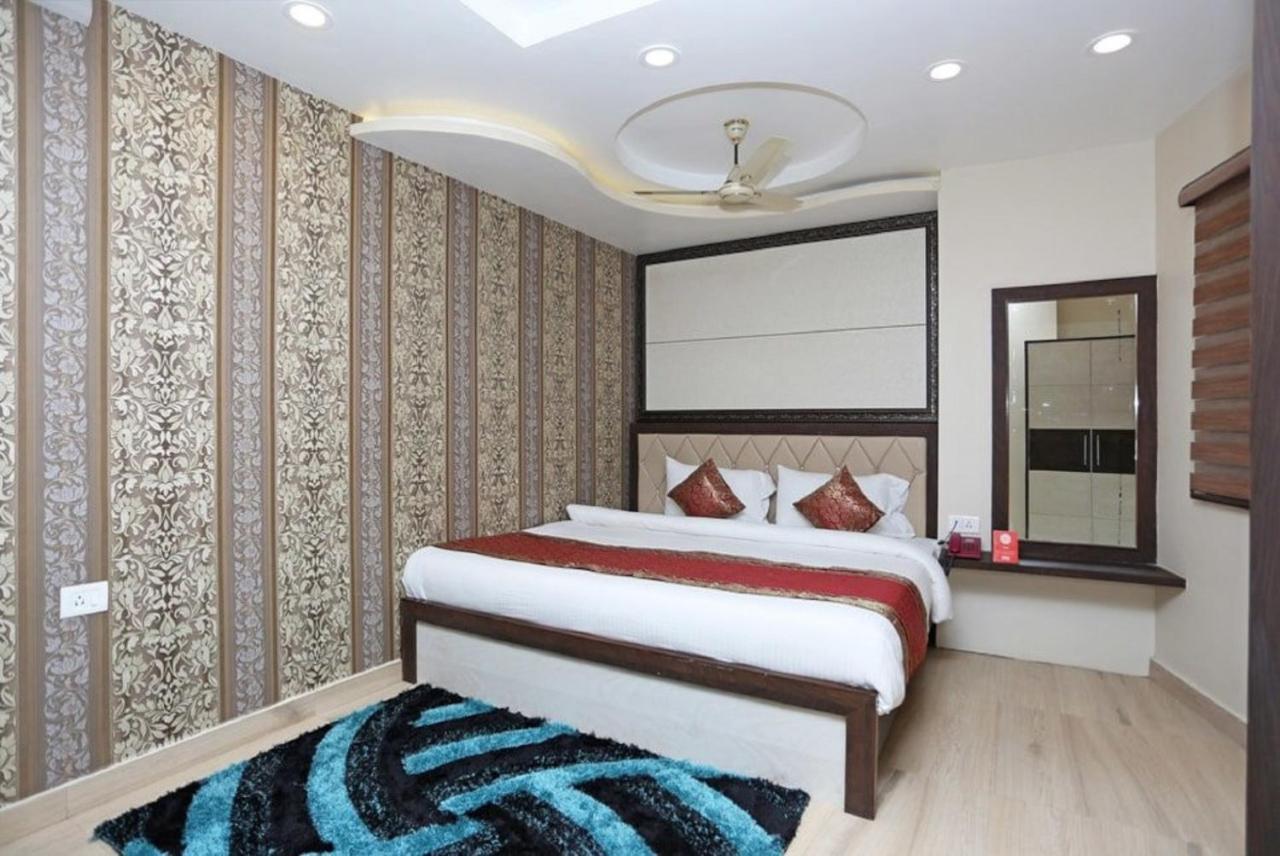Hotel Aadesh Palace Bénarès Extérieur photo