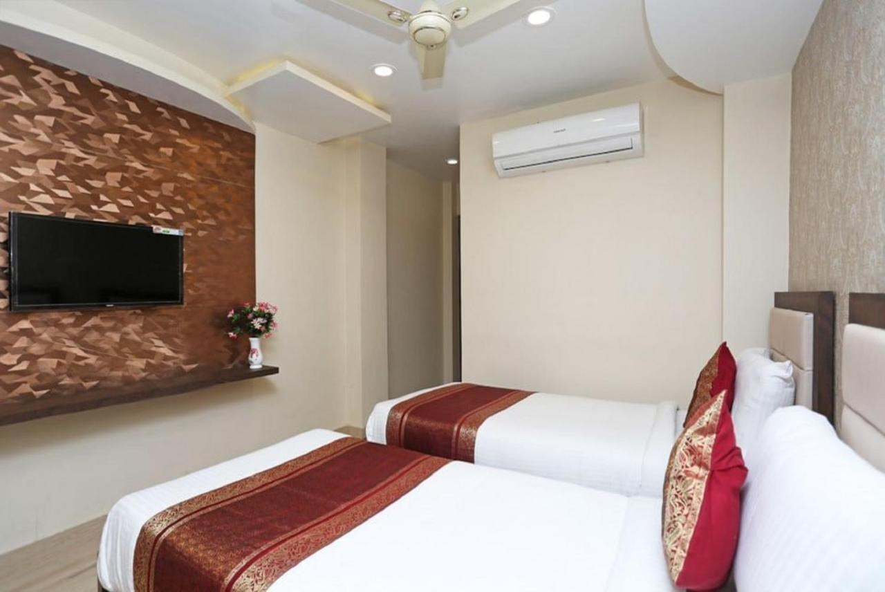 Hotel Aadesh Palace Bénarès Extérieur photo