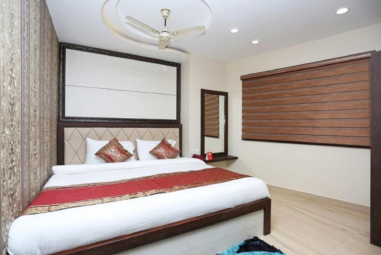 Hotel Aadesh Palace Bénarès Extérieur photo