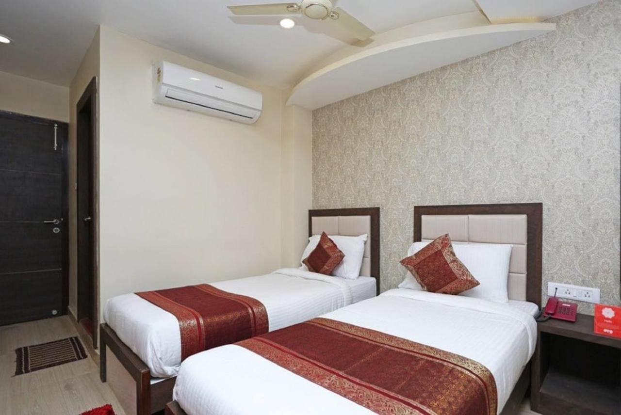 Hotel Aadesh Palace Bénarès Extérieur photo