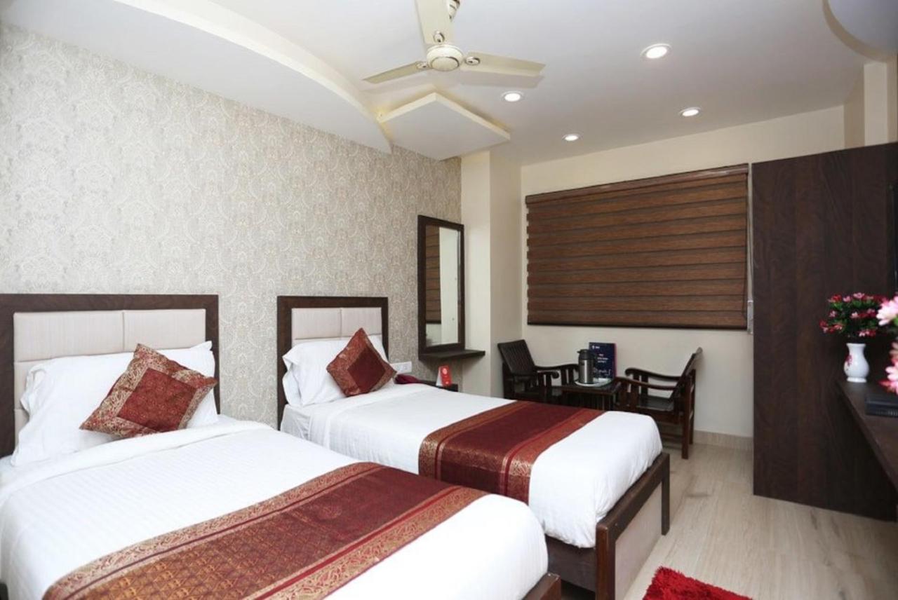 Hotel Aadesh Palace Bénarès Extérieur photo