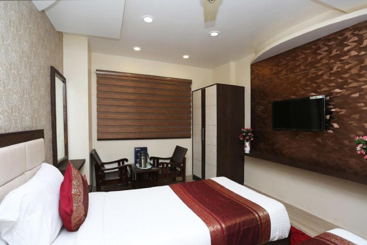 Hotel Aadesh Palace Bénarès Extérieur photo