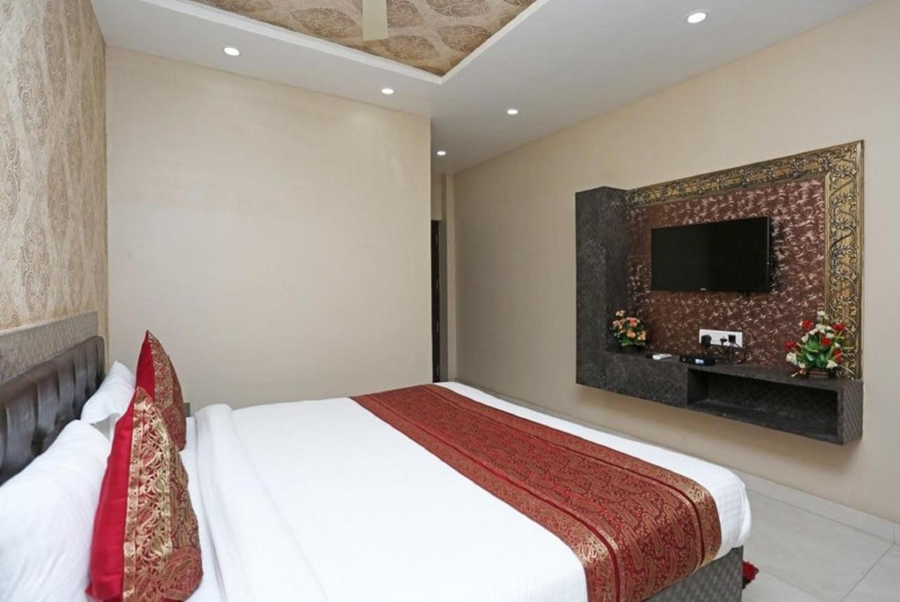 Hotel Aadesh Palace Bénarès Extérieur photo